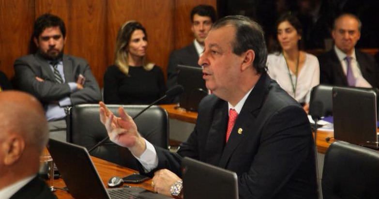 Omar Aziz apresenta emenda de R$ 5 bilhões para combate do Covid-19