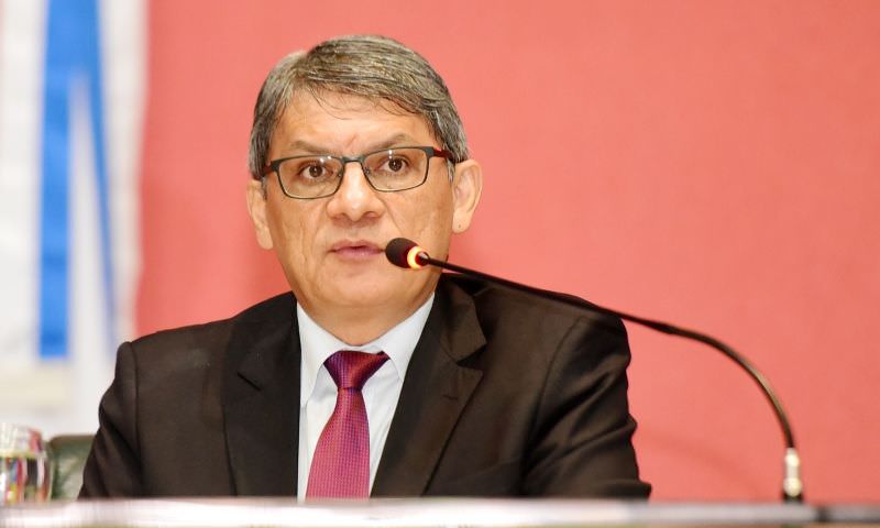 Com 55 dispensas de licitação, Francisco Deodato se contradiz em entrevista