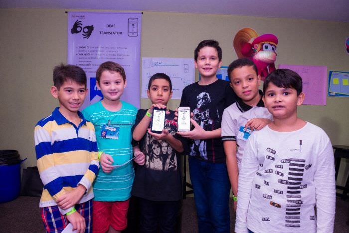 Alunos de escola de robótica criam aplicativo para ajudar pessoas surdas a se comunicarem melhor