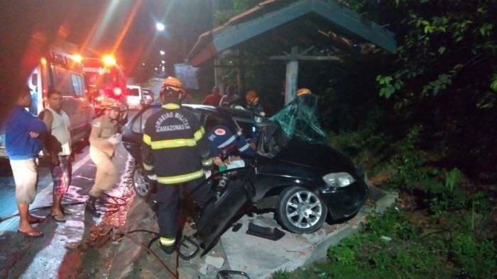 Motorista perde controle de carro e colide com parada de ônibus