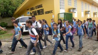 Jovens são presos após assaltarem escola no Educandos