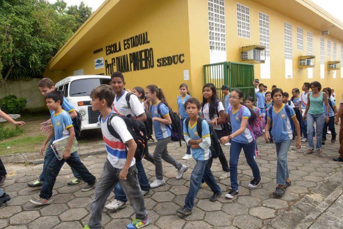 Jovens são presos após assaltarem escola no Educandos