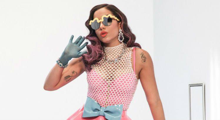 Anitta faz show surpresa em festa no aeroporto de Jacarepaguá