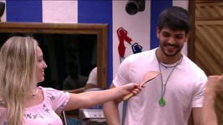 Lucas e Jéssica deitam juntos: 'Foi difícil agora', diz ele após ser beijado