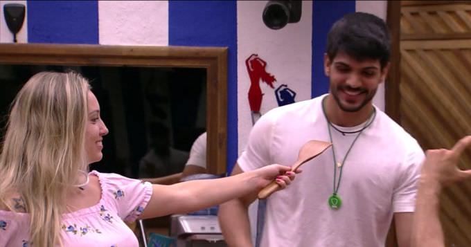 Lucas e Jéssica deitam juntos: 'Foi difícil agora', diz ele após ser beijado