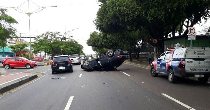Carro capota após bater em outro veículo na Boulevard Álvaro Maia