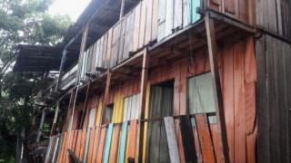 Casa de madeira tomba após forte chuva