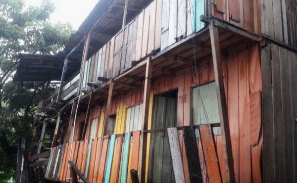 Casa de madeira tomba após forte chuva