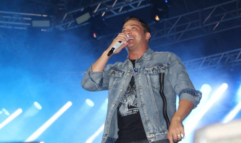 Wesley Safadão agita público em show no sambódromo