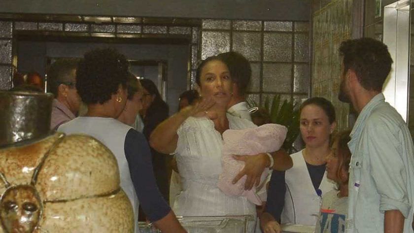 Ivete deixa hospital em Salvador com as filhas gêmeas