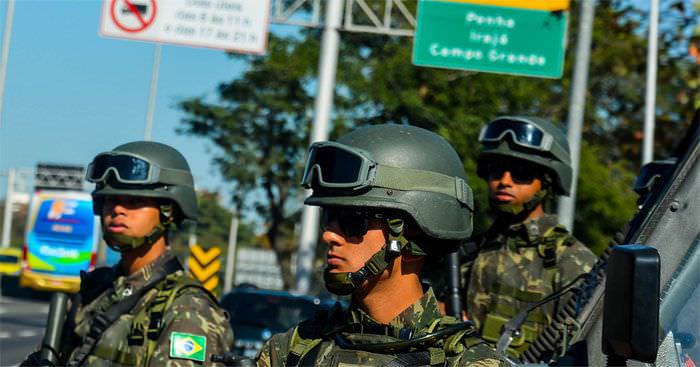 Empresas pedem blindados até para levar carne, no Rio