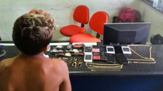 Menino de 13 anos furta celulares de loja em Manaus 