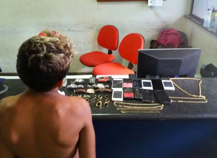 Menino de 13 anos furta celulares de loja em Manaus 