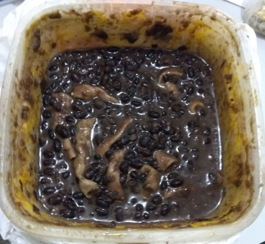 Mãe é presa tentando entrar com maconha em pote de feijão na UPP