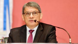 Com 55 dispensas de licitação, Francisco Deodato se contradiz em entrevista