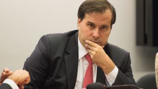 Maia diz que ainda não decidiu se vai retirar reforma da Previdência da pauta