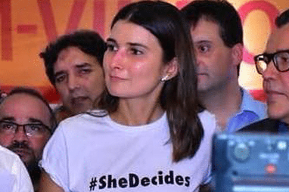 Rebecca aposta em ‘empoderamento’ feminino durante evento político