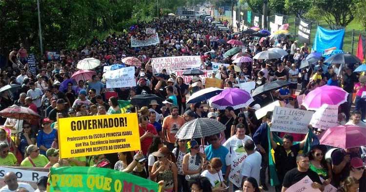 Professores do Estado estão em greve