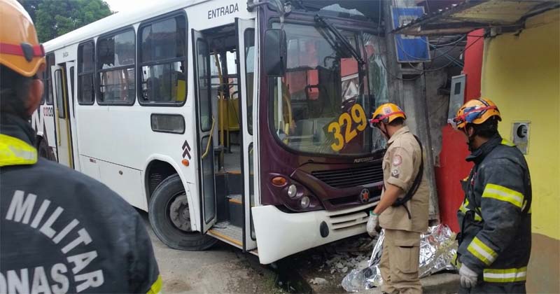 Ônibus desgovernado invade parada e deixa uma mulher morta