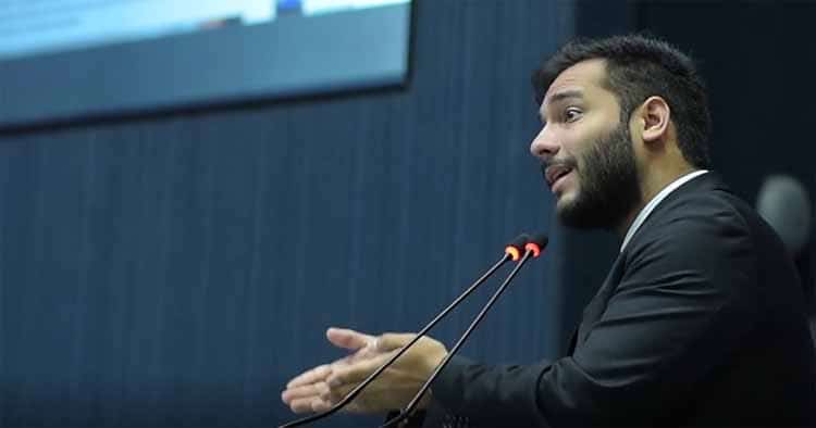 Deputado acusa Amazonino Mendes de tentar dar 'calote no povo'