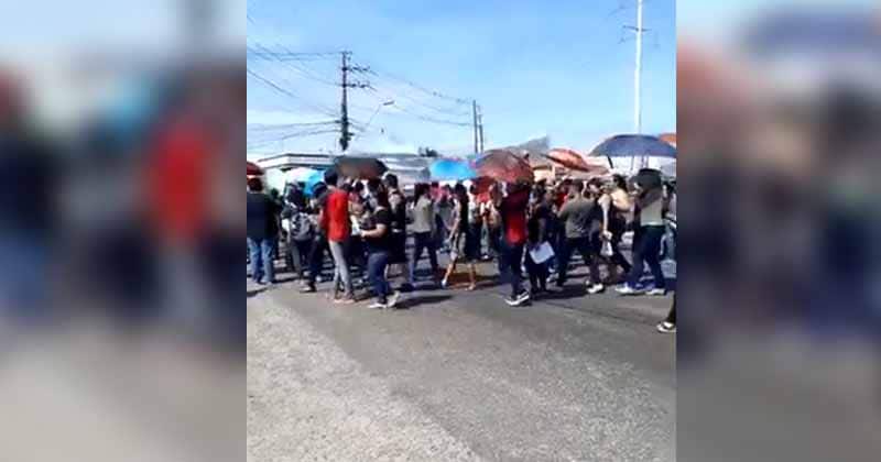 Professores protestam na Rotatória do Produtor, na zona leste