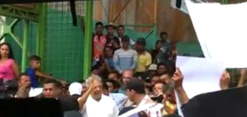 Amazonino é vaiado por professores em Parintins e Boa Vista do Ramos