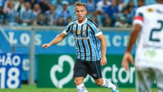Barcelona anuncia acerto para exercer opção de compra de Arthur em julho