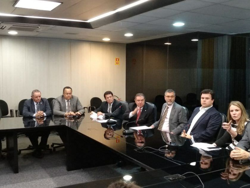 Após pressão, ministro de Energia recua e  suspende demissões na Eletrobras AM