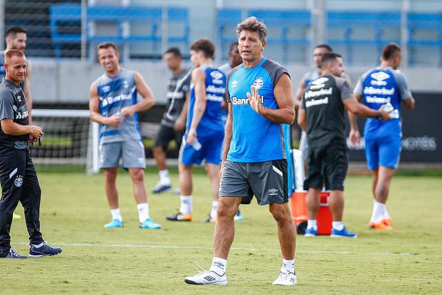 Grêmio busca mais um atacante