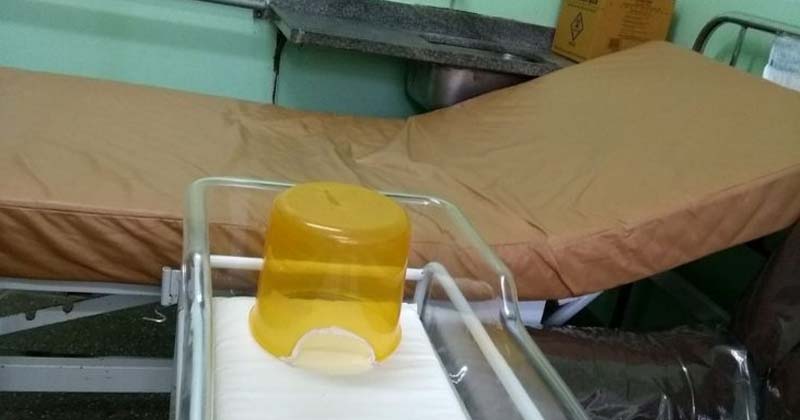 Bebê morre em hospital após ficar em incubadora improvisada com balde