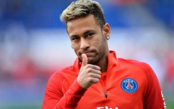 Neymar desembarca no Brasil para fazer cirurgia no pé