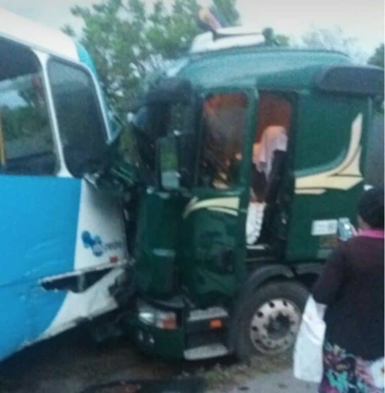 Colisão entre carreta e ônibus na BR 174 deixa quatro feridos