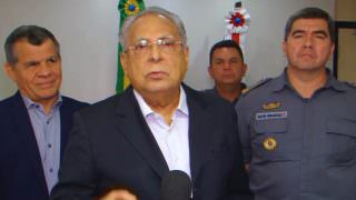 Acuado, Amazonino assina promoções de policiais militares