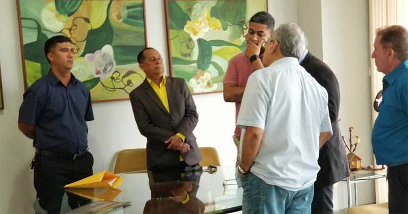 Pressionado, Amazonino chama PMs para reunião de emergência