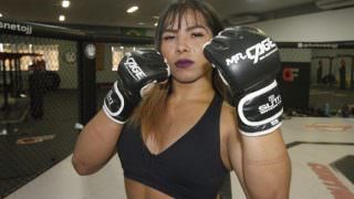 Lutadora transexual derrota homem em luta de MMA