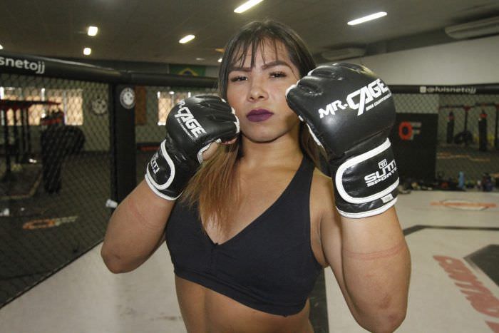 Lutadora transexual derrota homem em luta de MMA