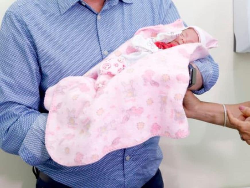 Bebê que nasceu com menos de 500g em Manaus, recebe alta nesta segunda-feira