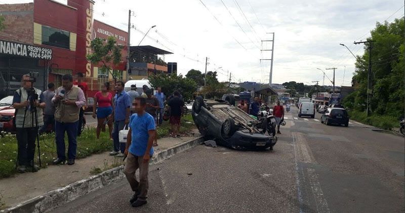 Veículo modelo Fiat Palio foi parar na contramão