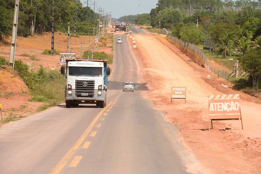 Com dinheiro em caixa, Amazonino paralisou obras da AM-070