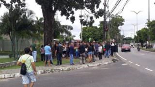 Professores protestam contra liminar em frente ao Tribunal de Justiça