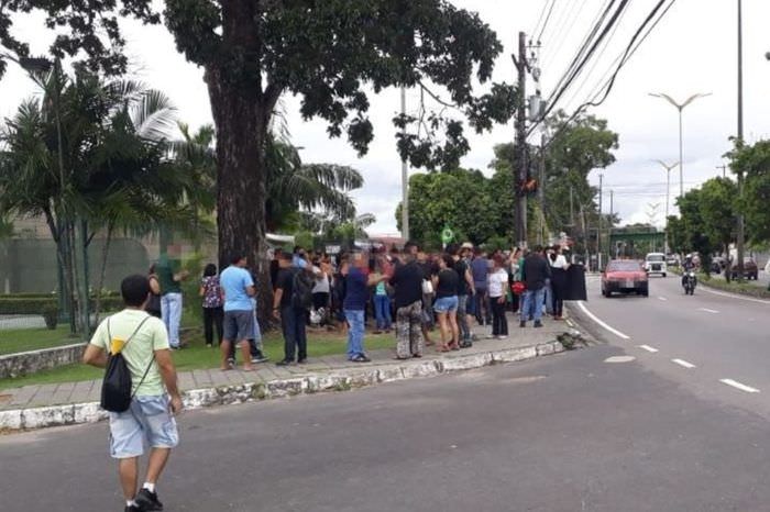 Professores protestam contra liminar em frente ao Tribunal de Justiça