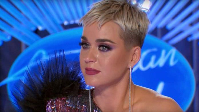 Katy Perry cai e mostra partes íntimas no American Idol