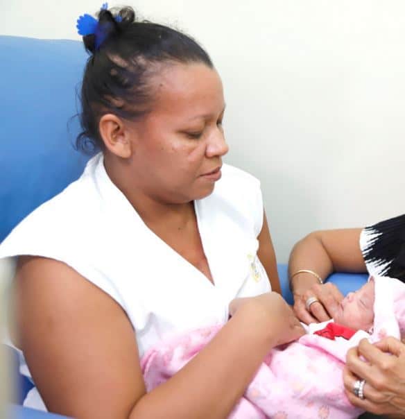 Bebê nasce com menos de 500g em Manaus
