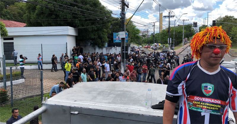 “Amazonino mente na TV sobre segurança”, diz PM em protesto