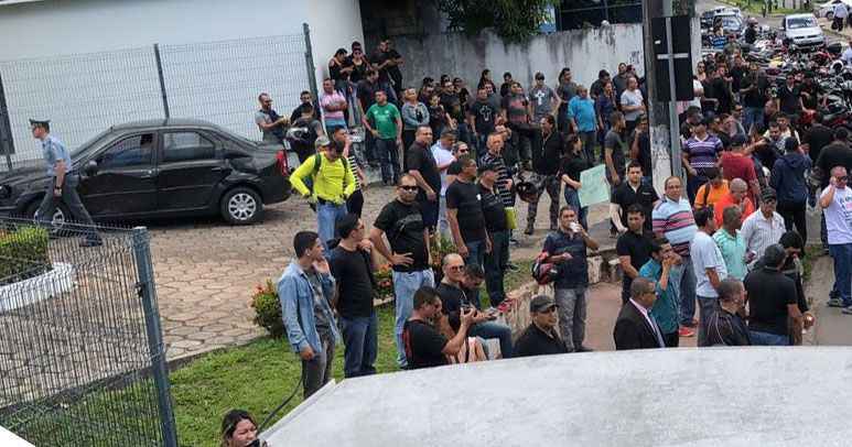 Em protesto, policiais cobram de Amazonino promoções e 30% de reajuste