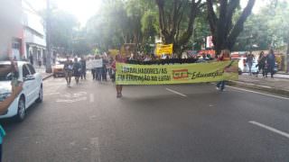 Professores fazem manifestação pelas ruas do Centro de Manaus