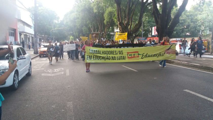Professores fazem manifestação pelas ruas do Centro de Manaus