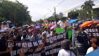 Em greve, professores vão para a frente da sede do governo