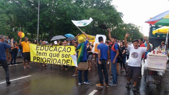 Wilson Lima consegue derrubar greve dos professores na justiça