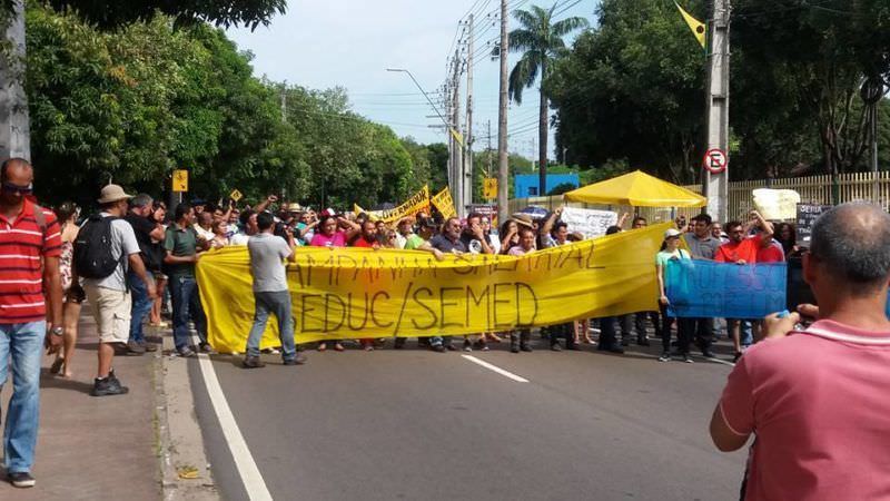 Para informar população sobre greve, Sinteam faz panfletagem no Largo